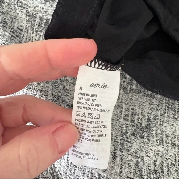Smoothez By Aerie Black Crop Top Size Medium
NWOT - Picture 3 of 3